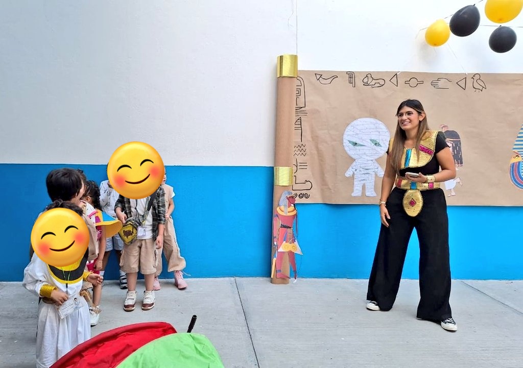 Almendruskii's tweet photo. Si algún día me recuerdan, espero sea como la maestra miel y no tronchatoro 🥰🤭
#educadora #docente #FelizViernesATodos https://t.co/Ran2VVPn30