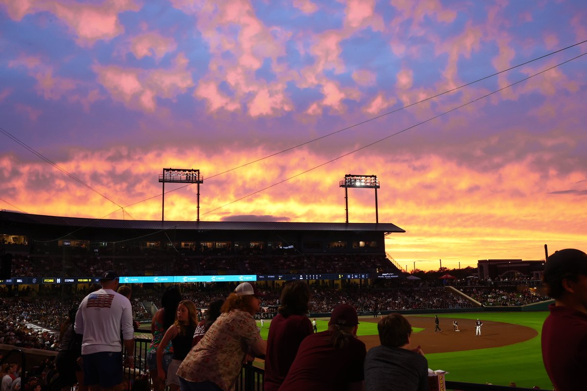 HailStateBB's tweet photo. Baseball Skies at The Dude

#HailState🐶 https://t.co/f1TrrySHen