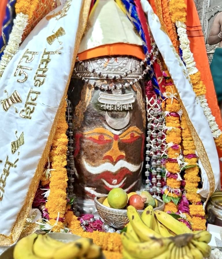 ॐ जय श्री महाकाल जी🙏
श्री महाकालेश्वर ज्योतिर्लिंग जी के आज के भस्म आरती श्रृंगार दिव्य दर्शन 04.05.2024🚩