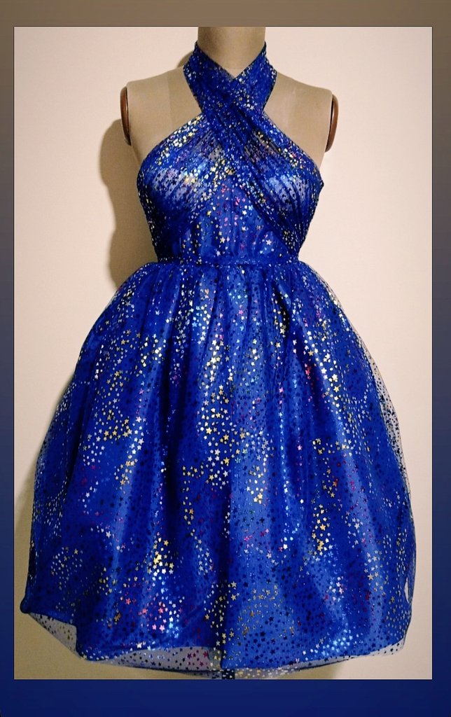 Esta noche llegamos con nuestro vestido 👗 azul elaborado en tull con estrellitas multicolores, base en tafetán, forrado en satín. Corpiño bustier con copas prehormadas drapeado en x sobre el busto y cuello. Vestido azul: sous le ciel de Paris. 💙👗🧵🪡🪄💙👗🧵🪡🪄💙👗🧵🪄