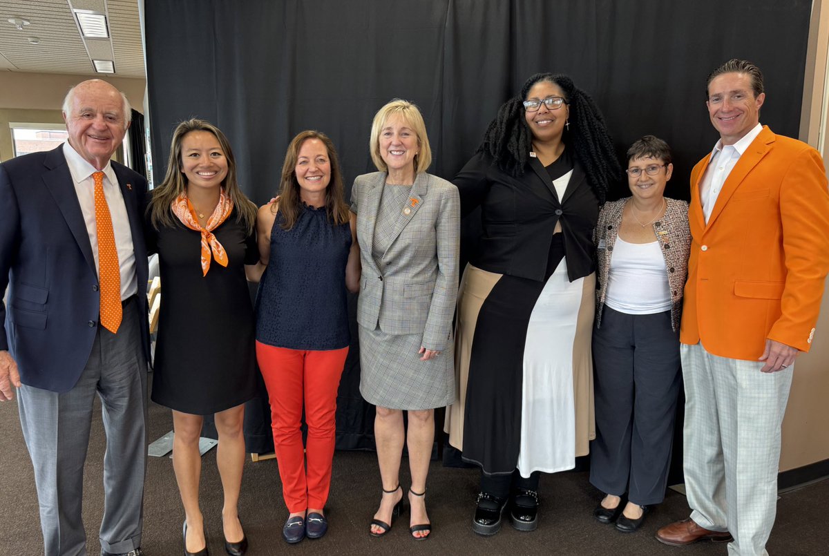 Thrilled to have our @UTKnoxville Campus Advisory Board members on Rocky Top today. I appreciate all they do for UT and their commitment to helping lead our university so well. Grateful for these Vols! #Leadership #ItTakesAVolunteer