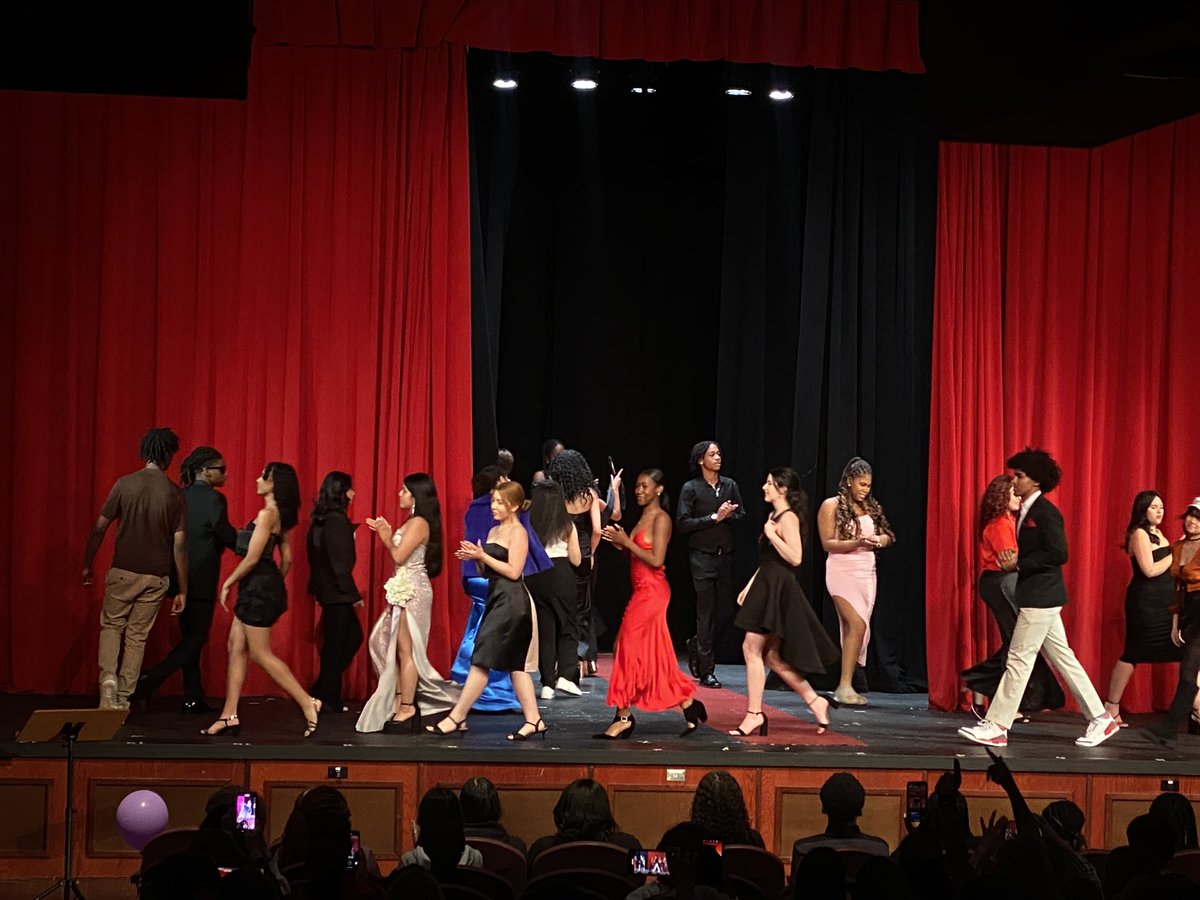 Enjoyed an O-maxing fashion show with the Prestigious Ladies of Power!!! Congratulations on a great performance! #girlpower @OssiningSchools @Mary_FoxAlter @OHSPrin_Langley