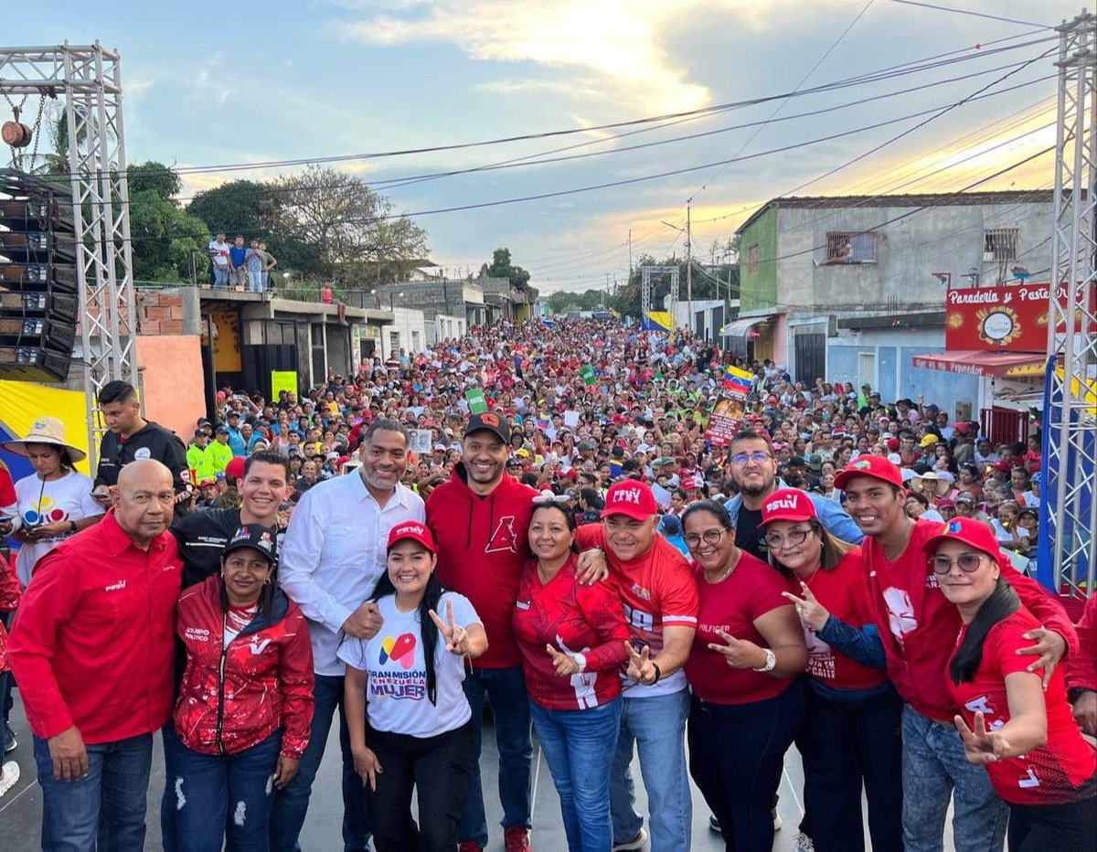 Pueblo larense se movilizó en rechazo al bloqueo y las sanciones impuestas sobre Venezuela lc.cx/SwG1C- #VenezuelaCalorPatrio