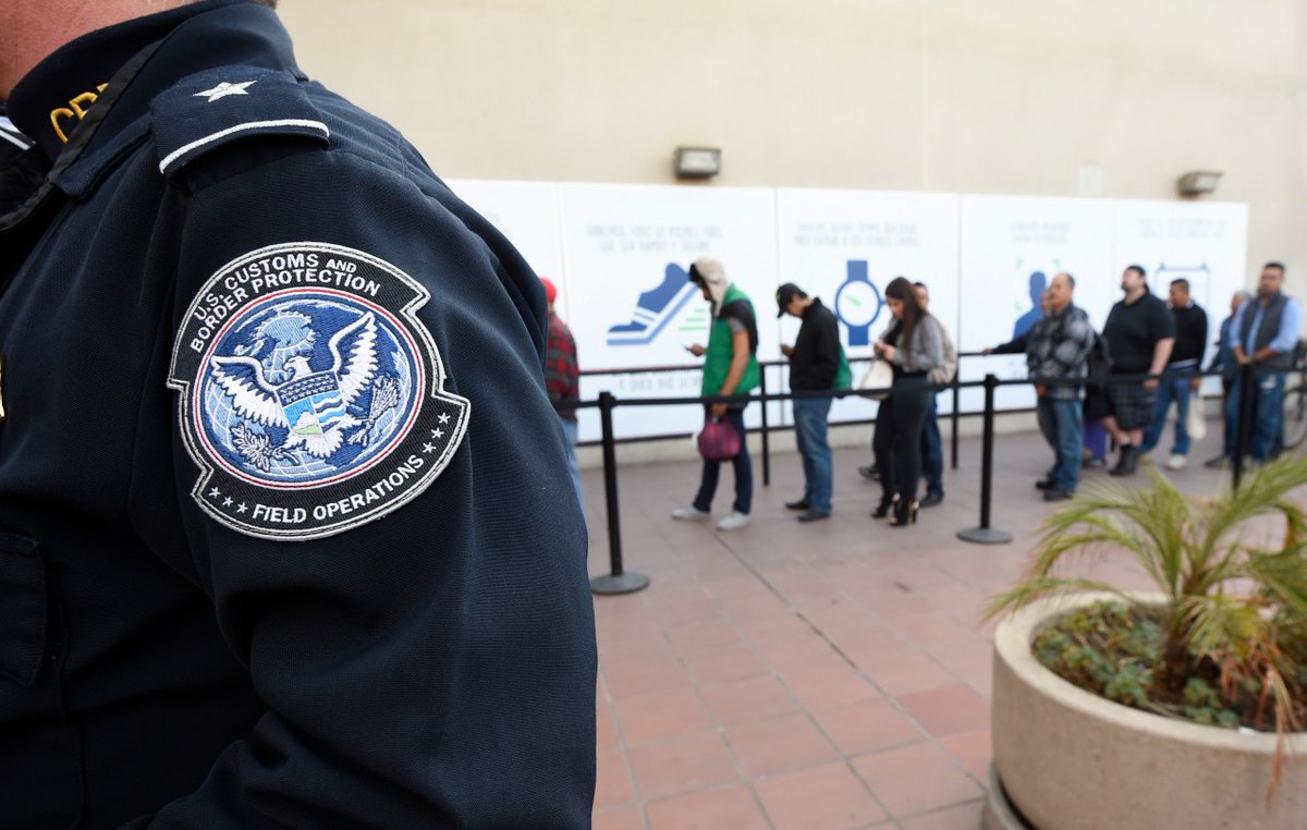 A federal judge has set a June 3 trial hearing for San Diego women investigators allege recruited minors to smuggle drugs from Mexico in their bodies through the pedestrian lane of a border crossing. trib.al/ZkOPGih