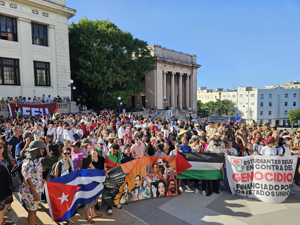 📸| La emblemática Escalinata de la @UdeLaHabana se convierte en un símbolo de resistencia, esta vez en solidaridad con el pueblo palestino. #PalestinaLibre 🌍🕊️