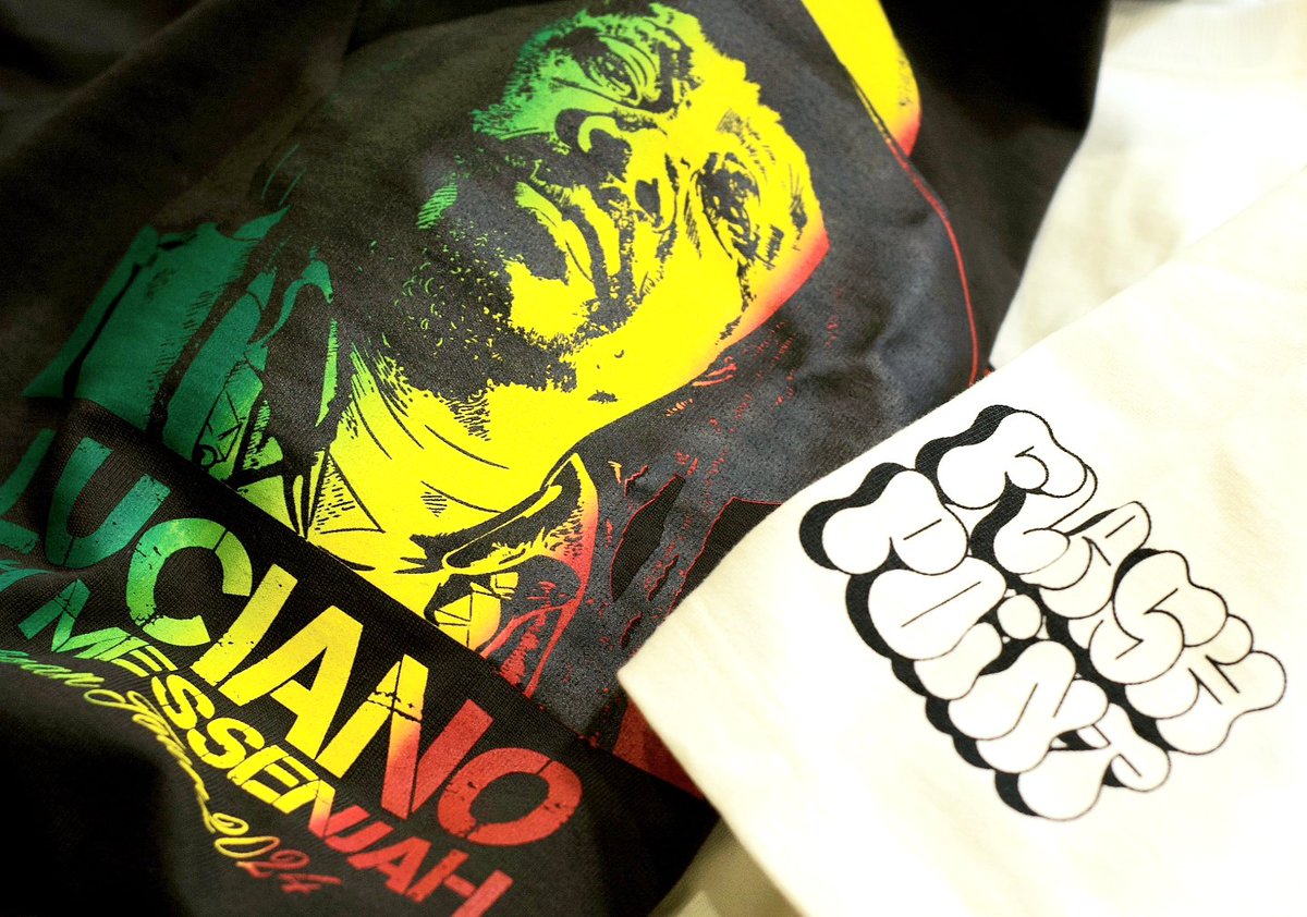 FLASHPOINT_Web's tweet photo. LUCIANO x BABYLONHUNTER x FLASH POINT -LUCIANO MESSENJAH JAPAN TOUR- LIMITED TEE🔥
知る人ぞ知る重鎮TWEETER ARTが描き下ろしたLUCIANO MESSENJAH TOURデザインをフロントとバックに配置し、左袖にFLASH POINT BOMBのロゴが入ったスペシャルな逸品です◎
https://t.co/qX3MumMhYT https://t.co/Auvx038mCD