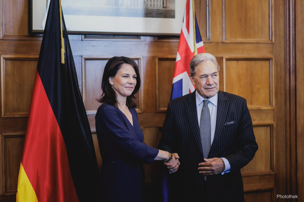Das #Freihandelsabkommen zwischen #Neuseeland und der #EU - mit einem starken Nachhaltigkeitskapitel und der Berücksichtigung der Rechte der Maori - setzt einen neuen #Goldstandard. Darauf können wir stolz sein. - @ABaerbock und @winstonpeters in Auckland 1/4