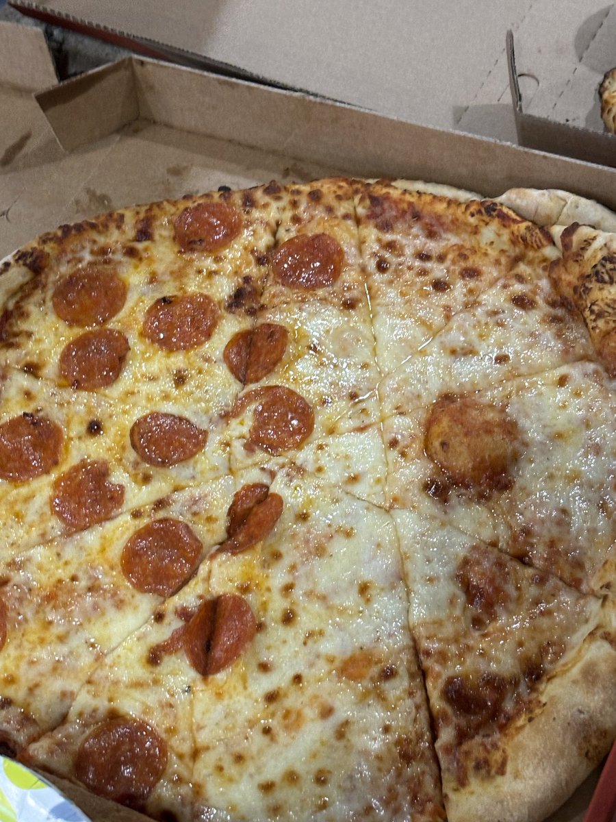 RadioRizzo's tweet photo. ⁦@caseysgenstore⁩ Outstanding job cutting this pizza. Maybe less time outside smoking more time remembering how the shit pizza is meant to be cut. https://t.co/5WsauzxHQX