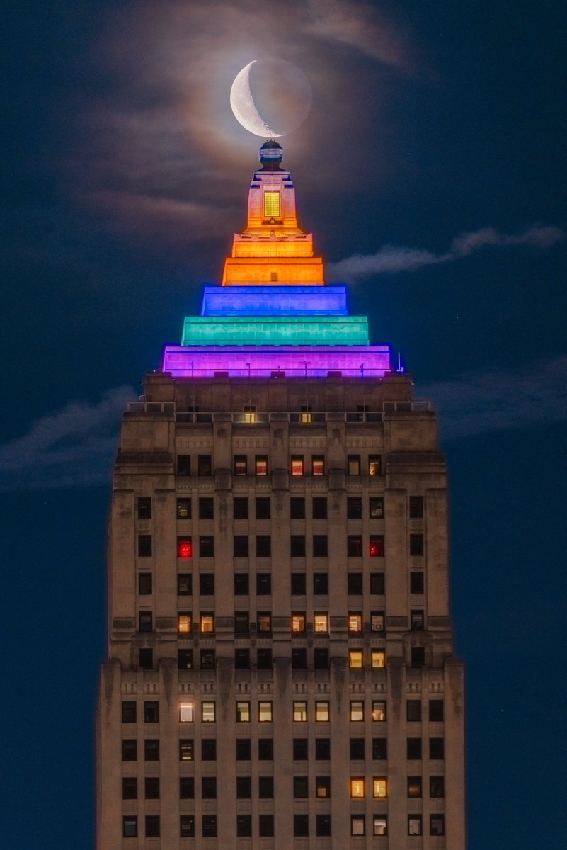 A couple more images from this morning in #Pittsburgh, this time ones that feature the moon a little more prominently. After capturing the moon above PPG Place, the image I went into town for, I headed over to the North Shore for the shot of the moon sitting atop the Gulf Tower.