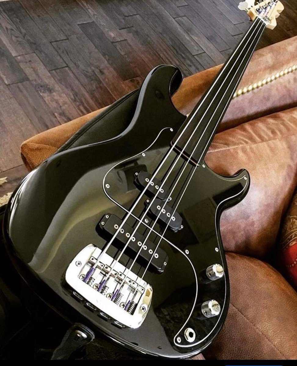 A G&L Guitars Fretless SB-1 Bass in black. @marctbass
