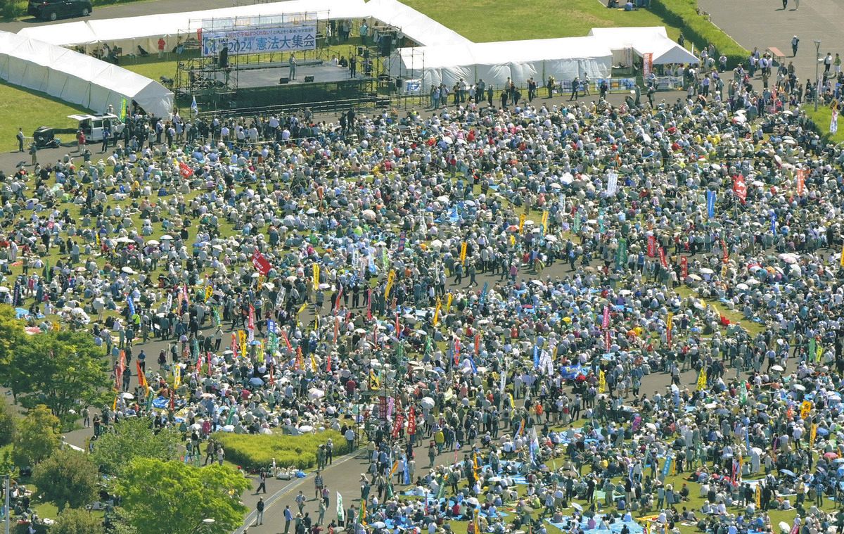 “施行から77年となった憲法記念日の3日、東京都内の各地で集会が開かれた。敵基地攻撃能力の保有や自衛隊と在日米軍の連携強化を進め憲法が掲げる平和主義が揺らぐ中…”

「微力だけど無力ではない」憲法記念日に護憲派の集会、10年の節目に3万2000人が平和の訴え（東京新聞）
tokyo-np.co.jp/article/325071