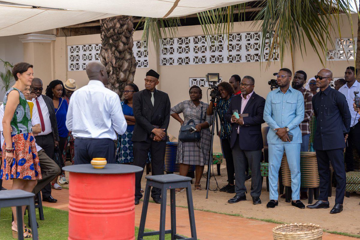 Dans la ville historique de #Ouidah, accompagnés de l’ancien PM du #Bénin, @zinsouofficiel, nous avons découvert la @FondationZinsou, un espace gratuit d’exposition et d’apprentissage à l'art contemporain, qui se donne pour mission d’initier les plus jeunes à l’expression