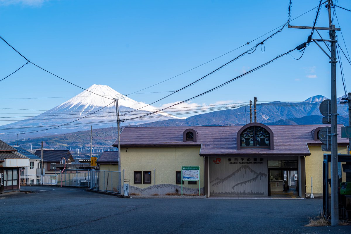 ローソンに富士山…　ここも電線の処理すればいいスポットになるかも… #LeicaM #LeicaM10 #キリトリセカイ #写真好きな人と繋がりたい #photography #ファインダー越しの世界 #写真の奏でる私の世界 #カメラ好きな人と繋がりたい
