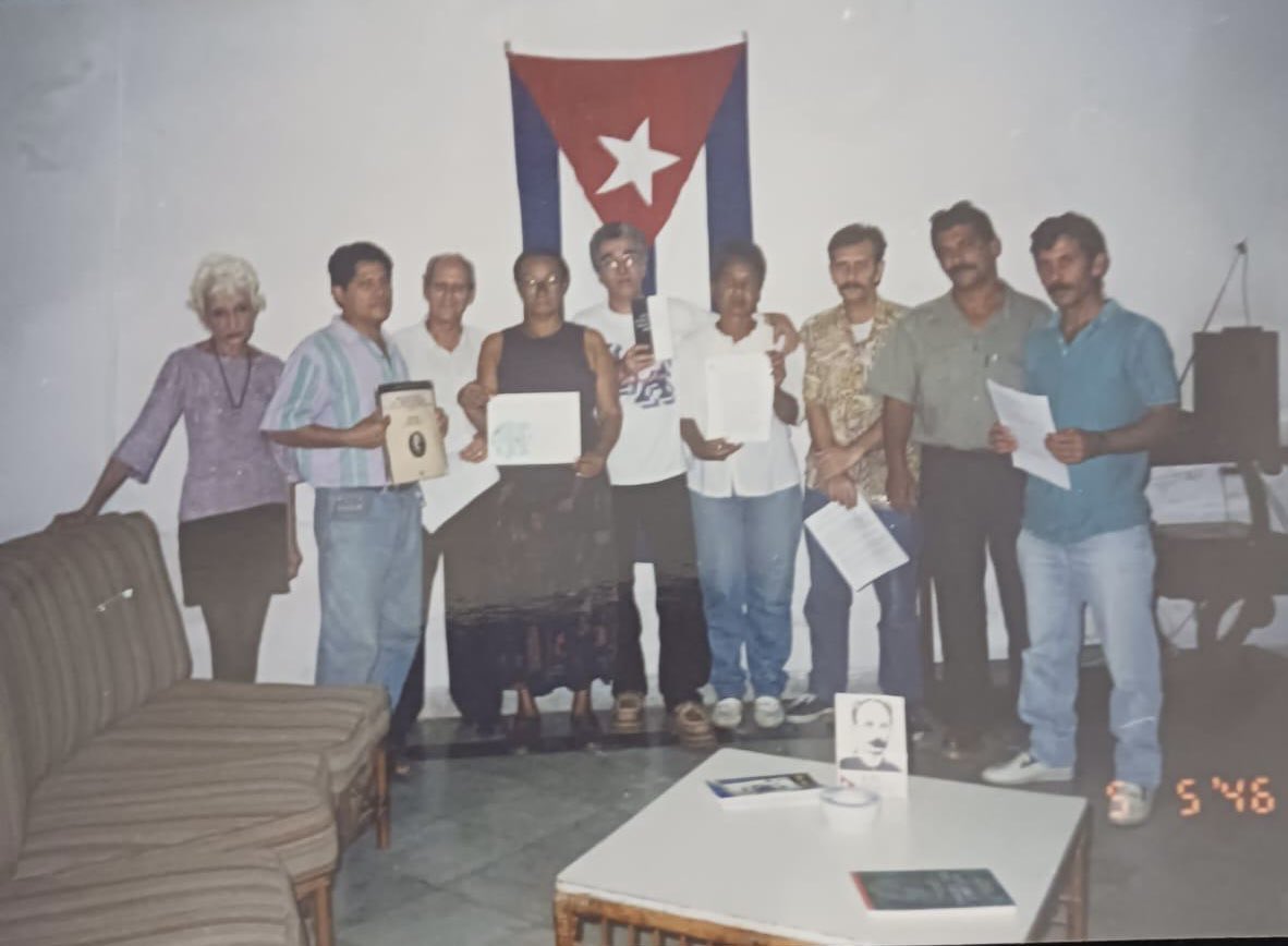 Año 1999 mi mamá junto a Noris Duràn en el Movimiento 24 de Febrero creando el Comitè de Madres Leonor Perez. En la Cuba con Fidel Castro y sin Etecsa. Dónde vemos los de ustedes que hablan de todos? Saben de todos y son mambises?