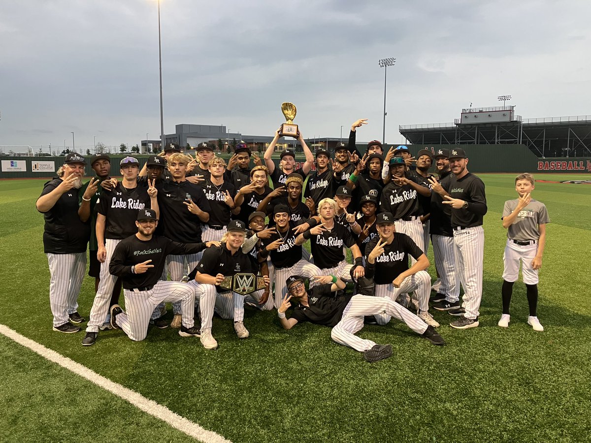 FINAL | Lake Ridge wins 2-0, sweeping the series! 🍔 @KarsenKDavis5 W, CGSHO 6K @SpannTrace RBI Single @M_White45 RBI Single Stay tuned for next weeks schedule ⚾️🦅 @dfwvarsity @SportsDayHS @TxHS_Baseball @PBR_Texas