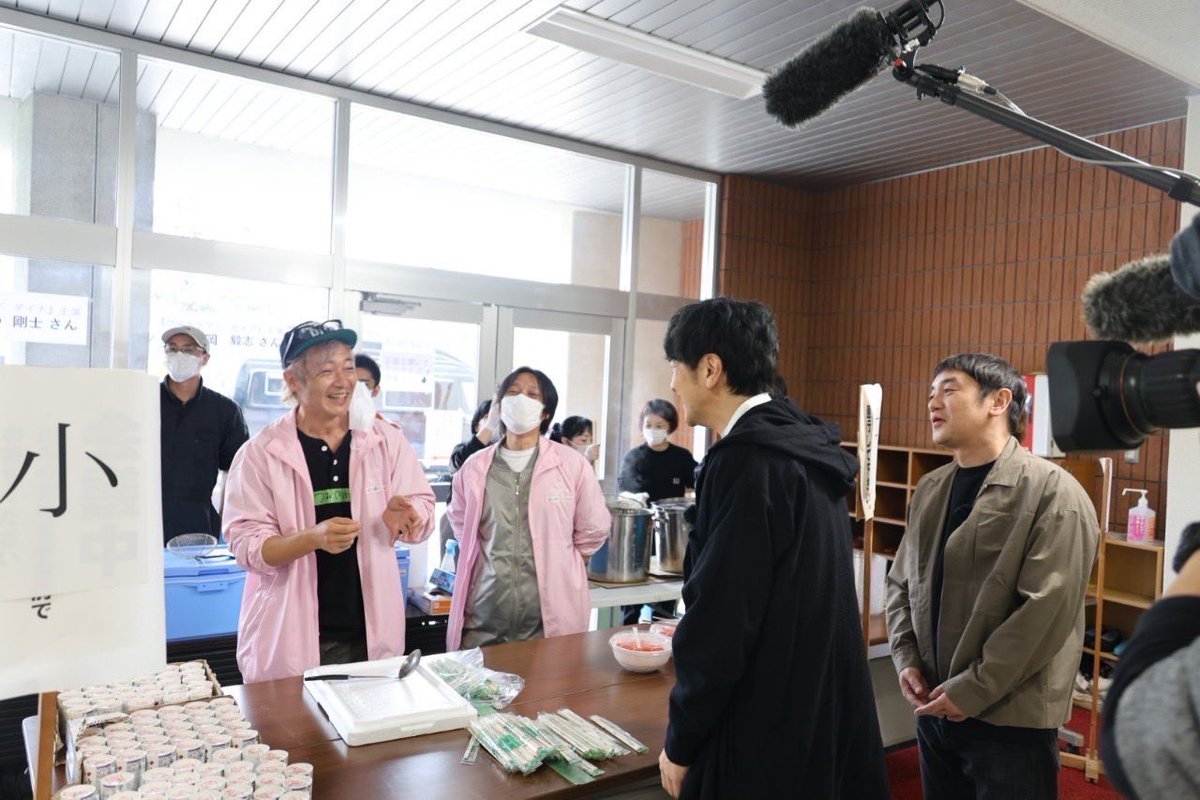 先日炊き出しボランティアに伺った石川輪島高校に偶然 #ゆず のおふたりがサプライズコンサートにやって来た。
ゆずのおふたりとは以前、ヒルナンデスのロケでクリスマスの横浜を散歩させて頂いた以来。