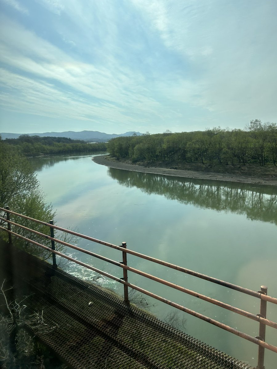 天塩川沿い
山の中でもないのに人工物があまり見られない自然のままの川縁に、北海道らしさを感じる