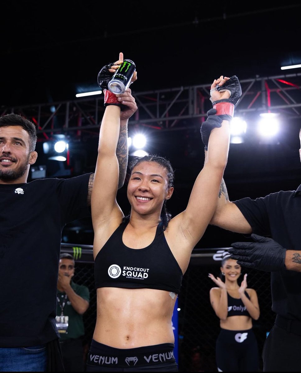 Gabriela Fujimoto (5-0) venceu Claudia Alves (6-6-1) por decisão majoritária no #lfa183, pela categoria peso palha 📸 @LFAfighting