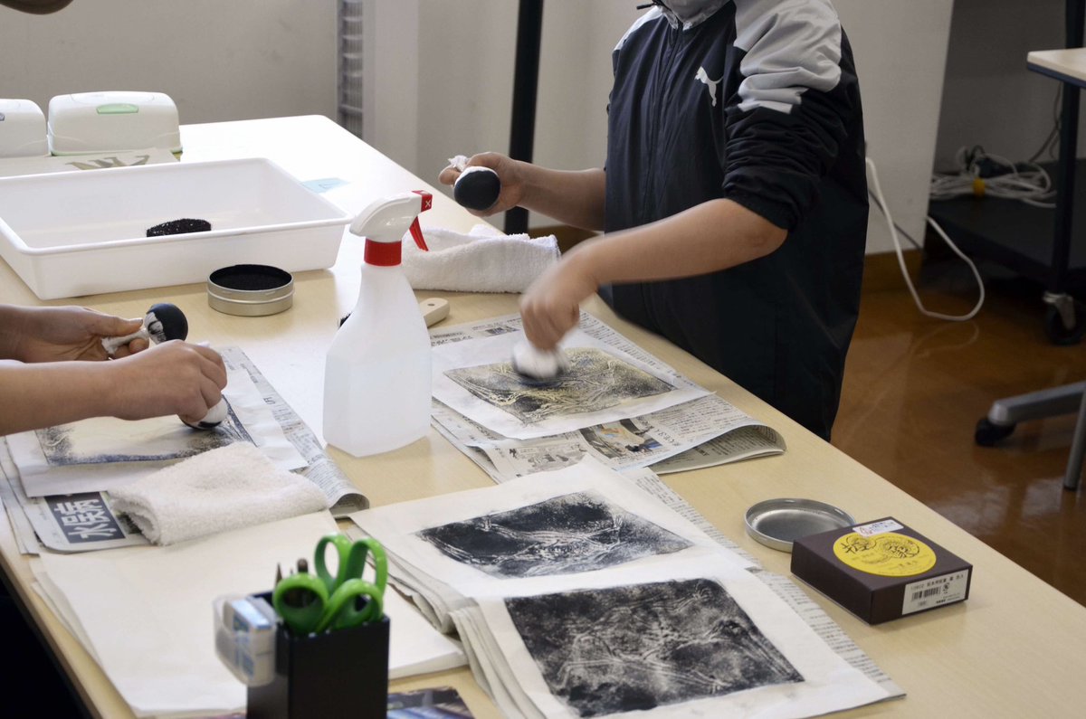 5/12地質の日イベント@水俣　出展紹介②
【御船町恐竜博物館】
展示コーナーでは、さわれる化石や、御船町で発見された化石を展示します🦖
半紙と墨を使って、翼竜の板状化石を半紙にうつしとる体験コーナーも出します！ぜひお越しください♪
#地質の日
#恐竜
#化石
#翼竜