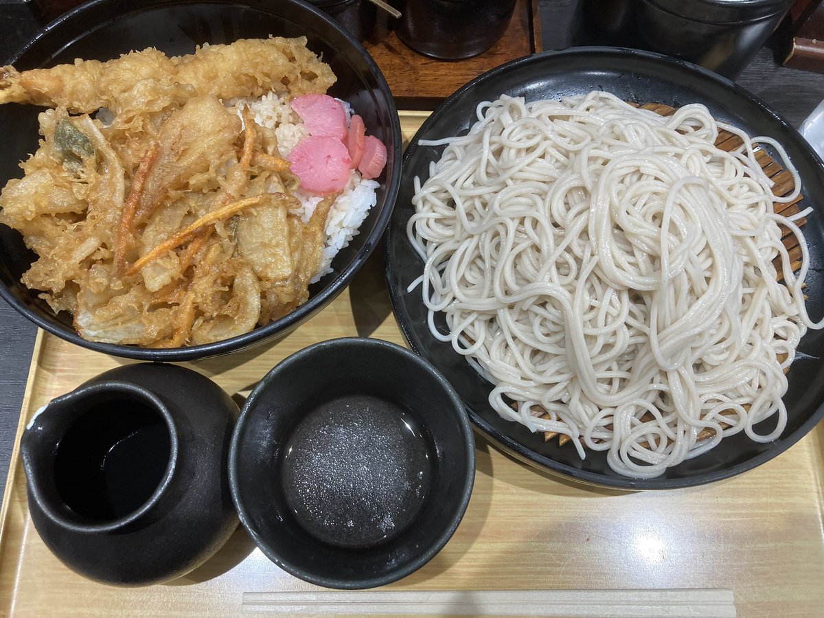 小諸そば　北千住店

「海老天丼セット」+「2枚盛り」

連休前いろいろ忙しくて実に1ヶ月ぶりのお出かけ、そして1ヶ月ぶりの小諸そば！！
やはりいつ食べても変わらぬ安定の美味しさ！
最後は蕎麦湯で締め
本日も完飲完食！
ご馳走様でした！！

＃路麺 #立ち食いそば #麺活 #食べ歩き #駅そば