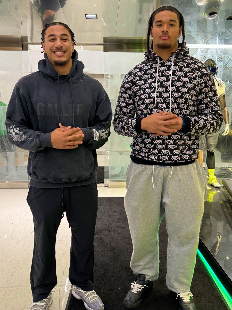 Matayo with his St John Bosco brother Peyton Woodyard. 

Could you imagine @peypey_wood & Matayo Uiagalelei back on the same team winning NATIONAL CHAMPIONSHIP 🏆🏆🏆 just like in high school @boscofootball 💪🏽💪🏽💪🏽 

@oregonfootball #FamilyIsEverything | @GodsPlan