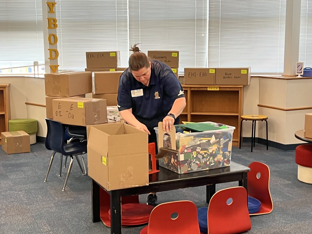 JoyHoke1's tweet photo. Tell me you have the BEST PTA without telling me you have the best PTA. I’ll go first: @NKCSchools @nashuapta @NashuaES @angiegroenke #nkcsdlibraries https://t.co/2UB4dABJTZ