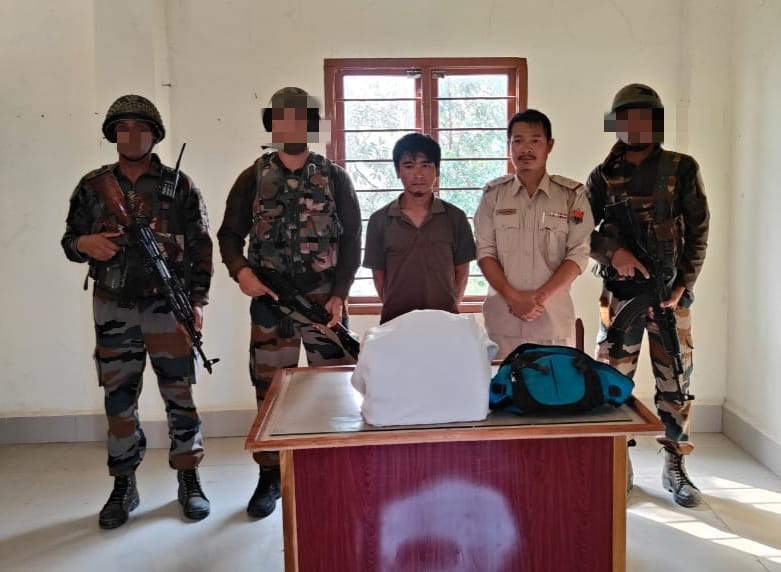 ASSAM RIFLES APPREHENDS ONE INDIVIDUAL WITH BROWN SUGAR AT MANIPUR
#AssamRifles apprehended one suspected individual with brown sugar worth Rs. 1.32 Crore as per market value weighing approximately 660 grams from general area, village Songdoi Churachandpur District of #Manipur on…