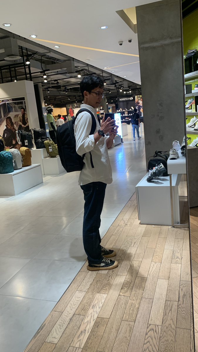 IlhamRafid's tweet image. kacamata : kajamata
kemeja : uniqlo
celana : hammerstout
sepatu : compass
tas : timbuk2
jam : quartz
#ootd #ngantor