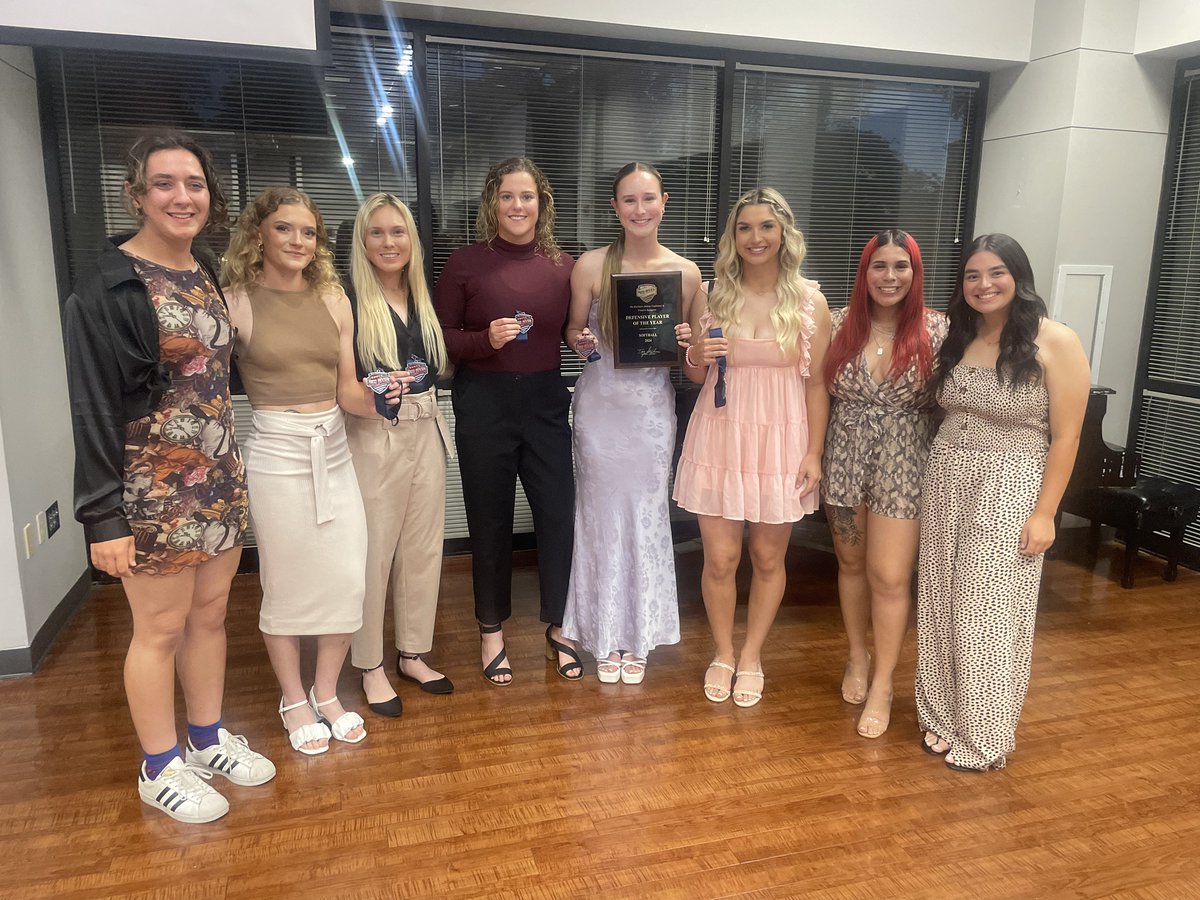 tamuvjaguars's tweet photo. .@UHV_Softball got some hardware tonight before they battle for more tomorrow. #Chasing7 #ThisIsOurTeam https://t.co/wALLjlFW3g