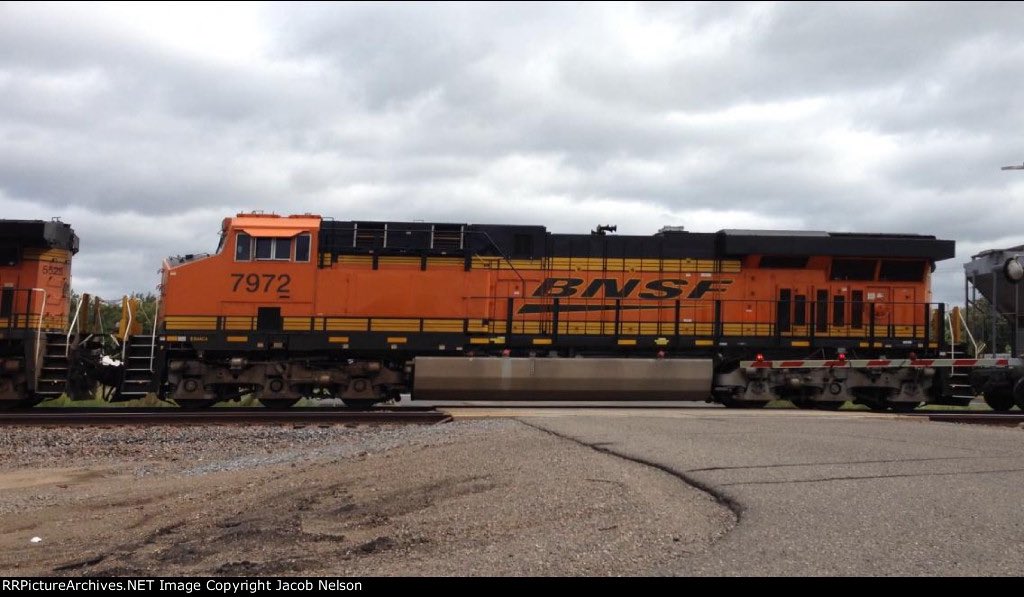 A nice and attractive video. Beautiful and seducing @BNSFRailway @GeneralElectric ES44C4 👏 👏 👏