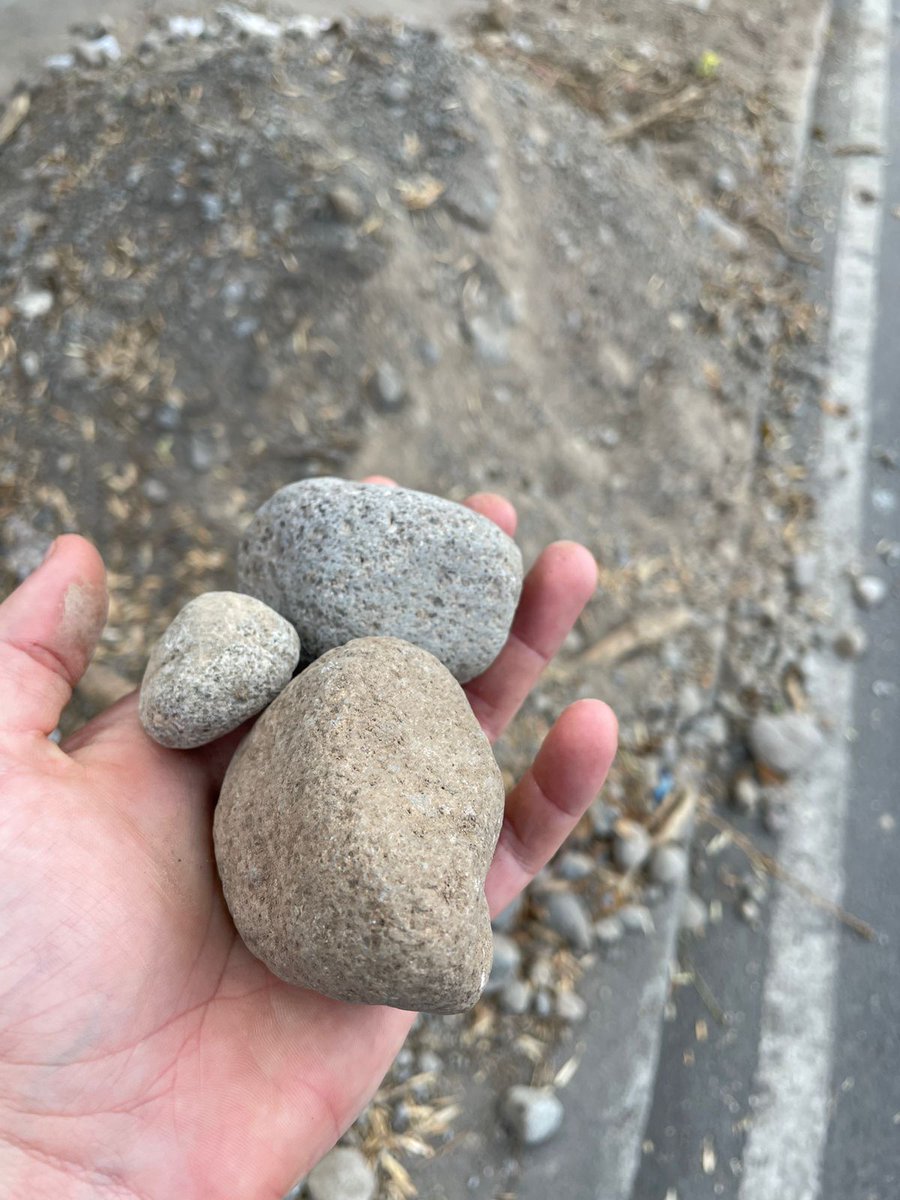 Con las obras para colocar luminarias en Rio San Joaquín salieron los cantos rodados que fueron pulidos a lo largo de muchos años por el paso del agua Los ríos siguen ahí pero ahora sepultados por asfalto 🏞️