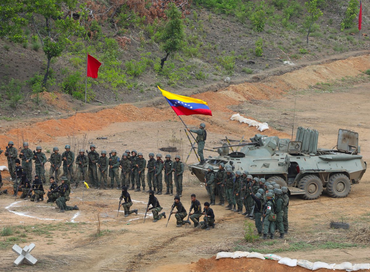 Con la fundación de la Universidad Militar Bolivariana de Venezuela, creada bajo el mismo esfuerzo conceptual y de acción de nuestros Libertadores, y precisamente en el momento en que la Revolución Bolivariana constitucionalmente refundó la FANB, unificada en una sola Fuerza…