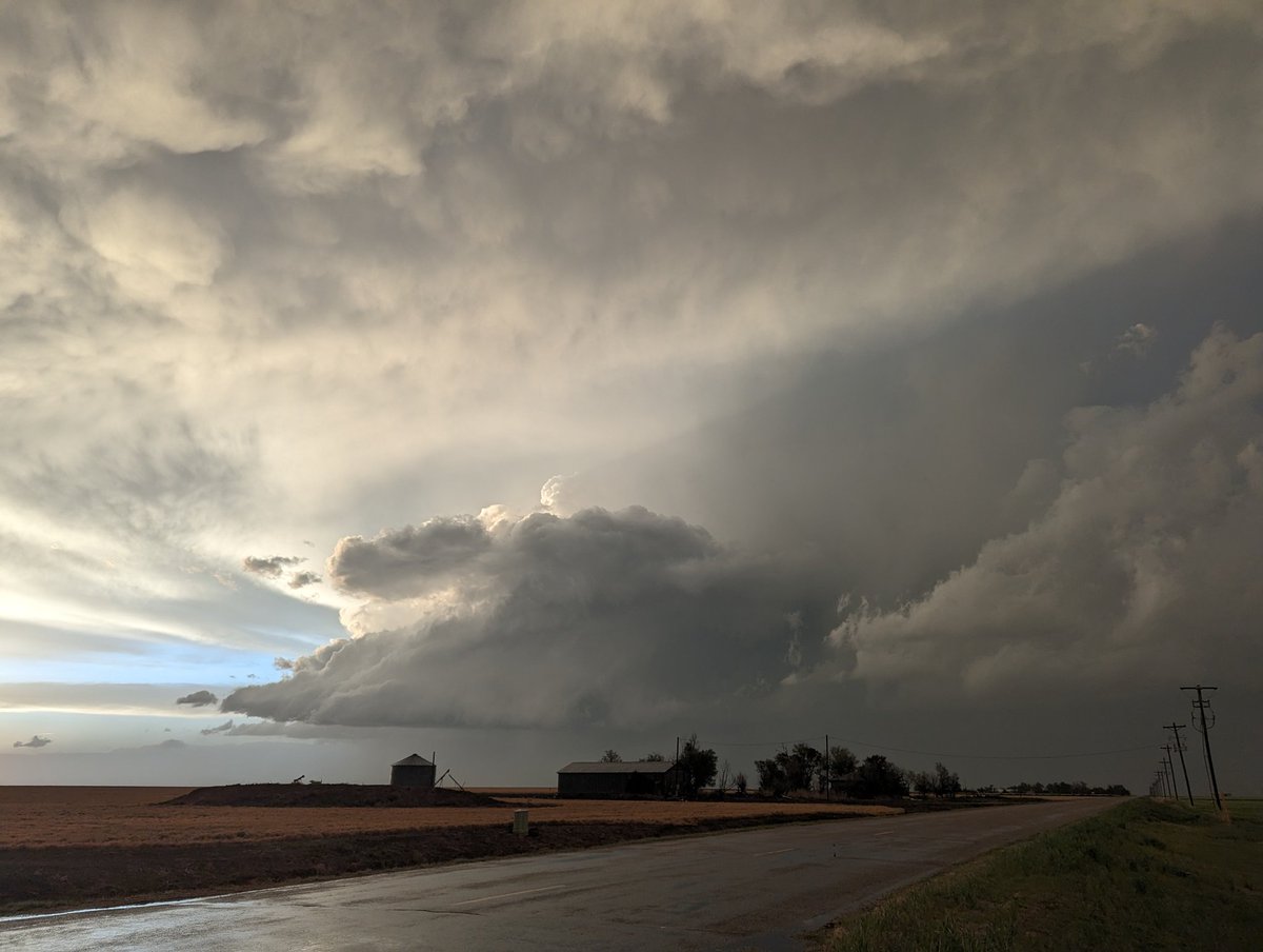 Gorgeous storm north of Garden City, Kansas now. #KSwx