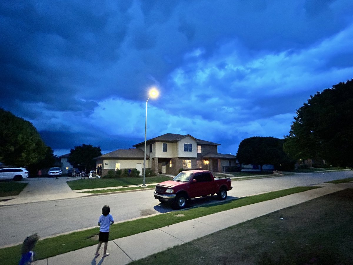 CgMonkey2u's tweet photo. Severe thunderstorm warning for this storm moving into Lawton, OK.  @TravisBradenWX @weswyattweather @mattdanielwx @WBRCweather @StephWVTM13 @NWSSPC @NWSOKLAHOMA https://t.co/4uOV5MozZD