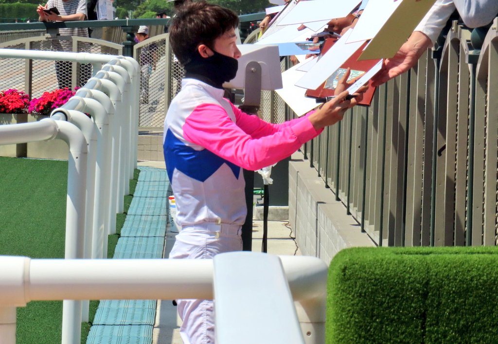 復帰初戦を勝利で決めた松山弘平騎手✨「初戦から素晴らしい馬に乗せていただきました」と笑顔。
たくさんの方にサインをされていました。おめでとうございます👏