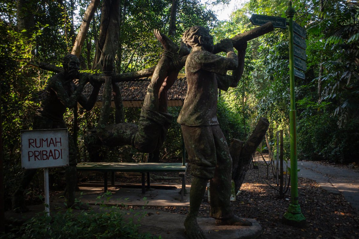 Photostory: Mlipir tipis jalanan rumah Simbah Djoko Pekik

📍Tempuran, Bantul

#WeekendVibes 
#streetphotography 
#travelphotography 
#documentaryphotography