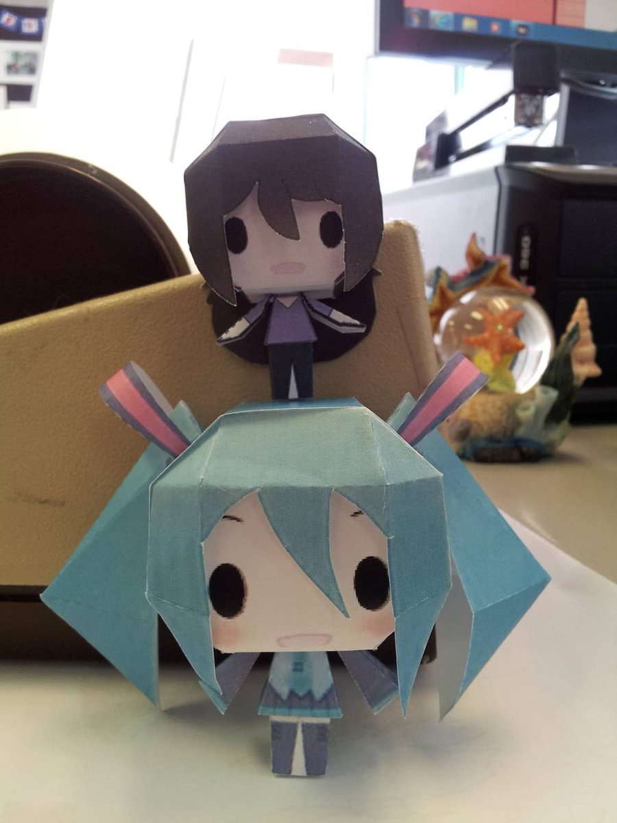 Ann9632's tweet photo. I can finally say this image aged like fine wine ❤ 😆 this was taken in 2015 

#jaidenanimation #HatsuneMiku #papercraftdoll https://t.co/Ka0rAhi30f