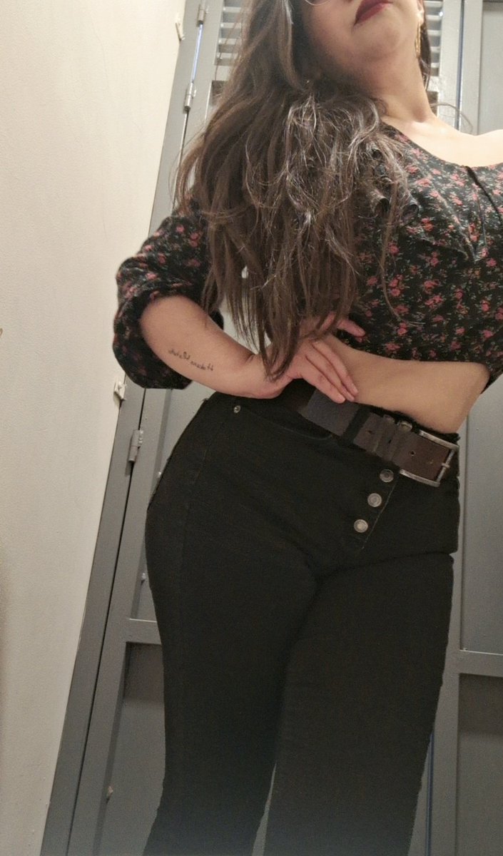Llegas y me ves usando mi cinturón de cuero. Ya sabes lo que te espera cuando lo uso.

Femdom | Findom | Domme | Mexico Guadalajara | Queen BDSM | GDL| Feet | Leather Belt | Spanking | Azotes con Cinturón Cuero | Cinturón | Femdom  | Findom | Domme | Mexico Guadalajara | Queen |