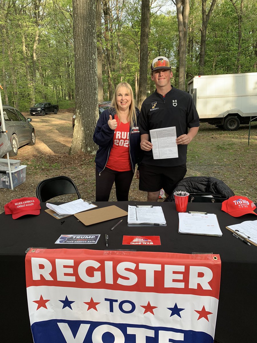 Threw a table and some registration forms in my car and drove to North Hampton County PA to register voters at a carnival. We need to take our country back! So easy everyone can do this!! 🇺🇸🇺🇸🇺🇸@ScottPresler @EarlyVoteAction