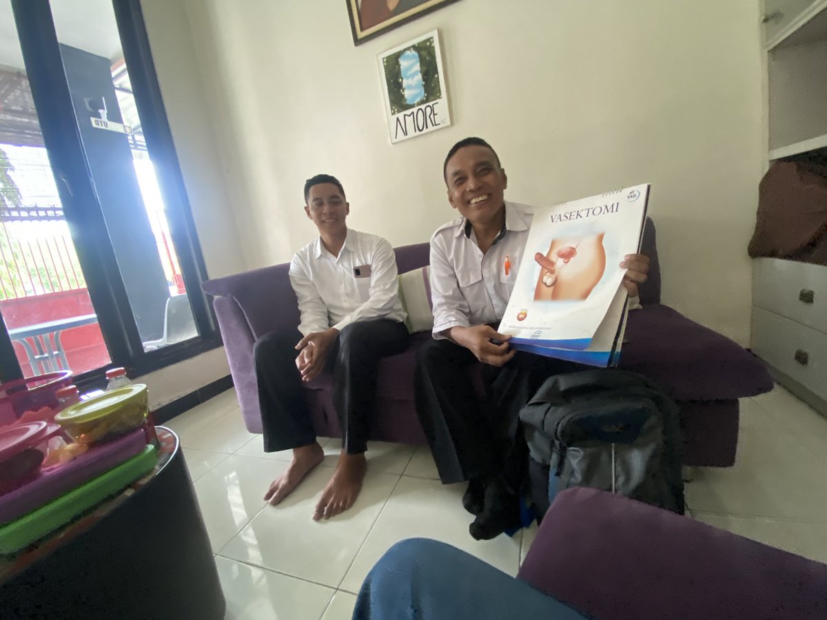 Saya berencana vasektomi. Cari info, lalu tim BKKBN datang ke rumah.

Jika mandiri ke RS biayanya Rp4,5juta, jika ikut program pemerintah, gratis bahkan kita dikasih uang gantinya tidak kerja. 😀

KB bukan melulu urusan perempuan.