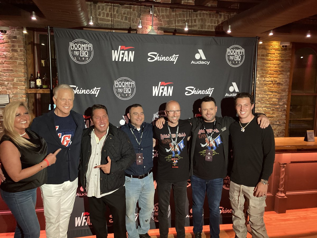 The @WFANmornings crew with the DeVito family 🤌