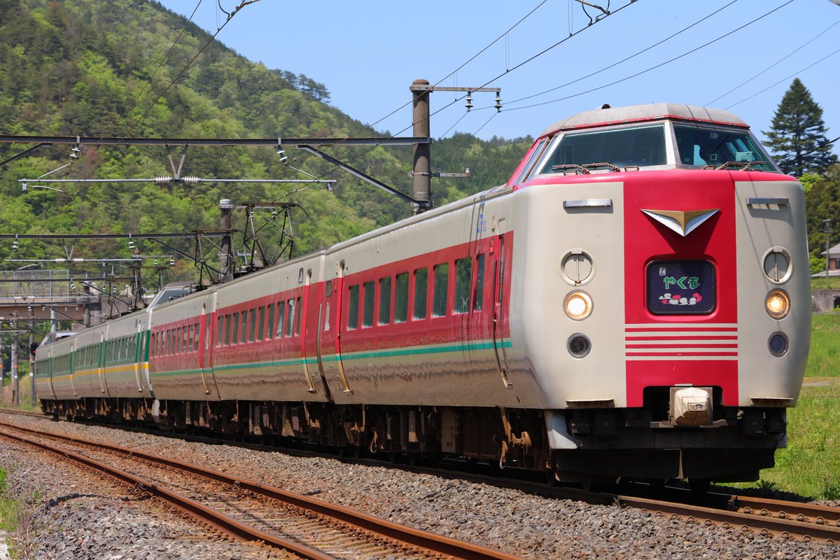 takari381's tweet photo. ゴールデンウィーク中日はもう一度ネウクロと下石見へ。架線の影やら気になる所は多数ですが撮影出来て良かったです😊
#やくも #381系 #1002M #1003M #7016M #7017M https://t.co/irDJTPfj9j