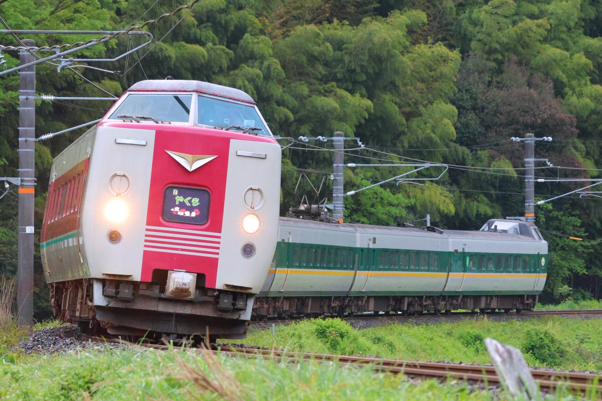 takari381's tweet photo. ゴールデンウィーク中日はもう一度ネウクロと下石見へ。架線の影やら気になる所は多数ですが撮影出来て良かったです😊
#やくも #381系 #1002M #1003M #7016M #7017M https://t.co/irDJTPfj9j
