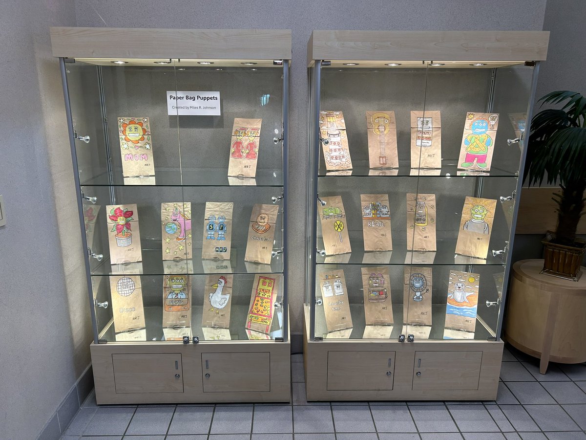 greenartjacket's tweet photo. A few pieces from my “500 Days of Paper Bag Puppets” are on display at the Jessamine County Public Library! #PaperBagPuppets #Art #Lesson #ONEKENTUCKY #Nicholasville #TeamKentucky #Library #School #PaperBags #Drawing #News #JessamineCounty #Pastels https://t.co/JWqfL5RL3P