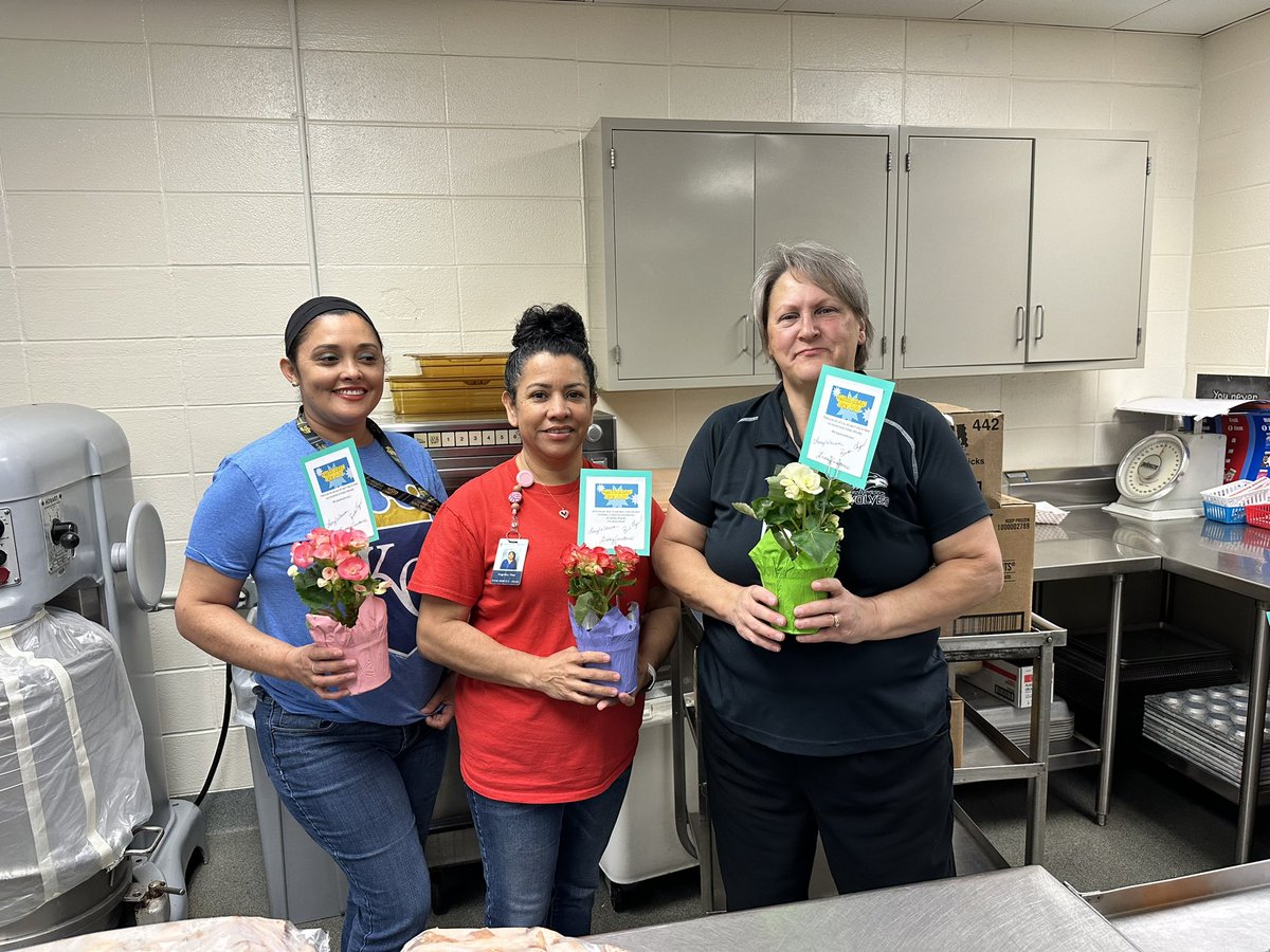 lwarren30's tweet image. Check out our amazing “School Lunch Heroes”. Without them we couldn’t do what we do daily! Thanks for serving our kids and making connections #SHINE @Bclaypool63 @LCteach_learn #WolvesShine