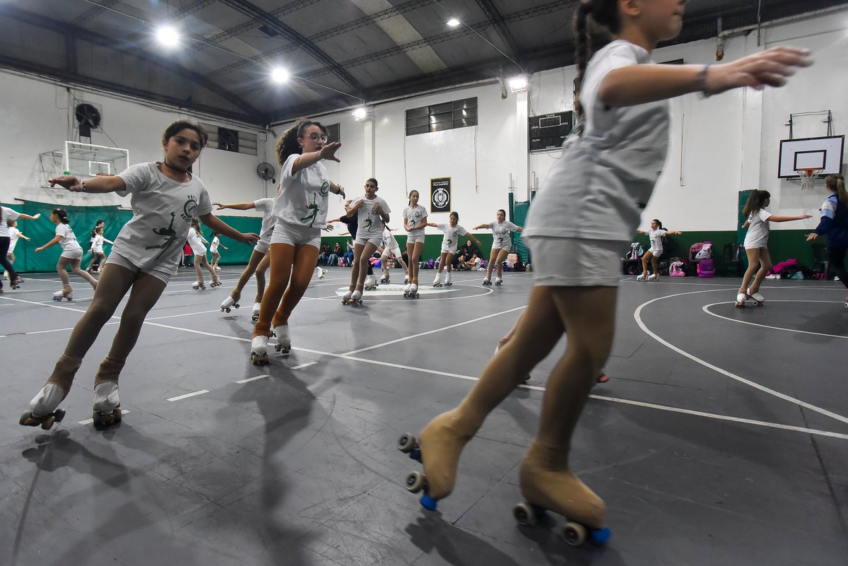 DeportesBA's tweet photo. La multicampeona en Patín Artístico, Delfina Veljanovich dió una clínica para las chicas que practican este deporte en el club Villa Sahores. https://t.co/01Niwt0ygr