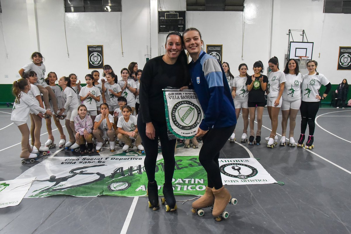 DeportesBA's tweet photo. La multicampeona en Patín Artístico, Delfina Veljanovich dió una clínica para las chicas que practican este deporte en el club Villa Sahores. https://t.co/01Niwt0ygr