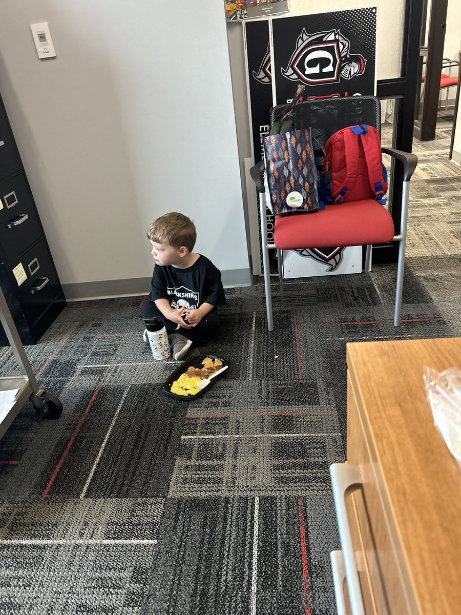 kjamesph's tweet photo. Tried out a new assistant admin…probably going on an improvement plan soon…napping on the job. @GreenonSchools https://t.co/hjmKUm3Kmq