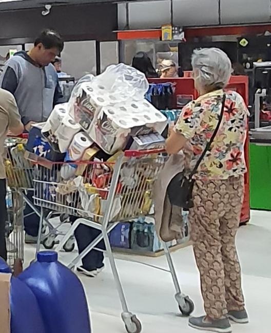 portoalegre24h's tweet photo. Comportamento de manada, falta de informação e pensamento racional guiam pessoas que fazem compras em excesso, com medo de que vá faltar algo em casa. Na sua não vai, mas do menos favorecido vai. https://t.co/SoA8sM1eOc
