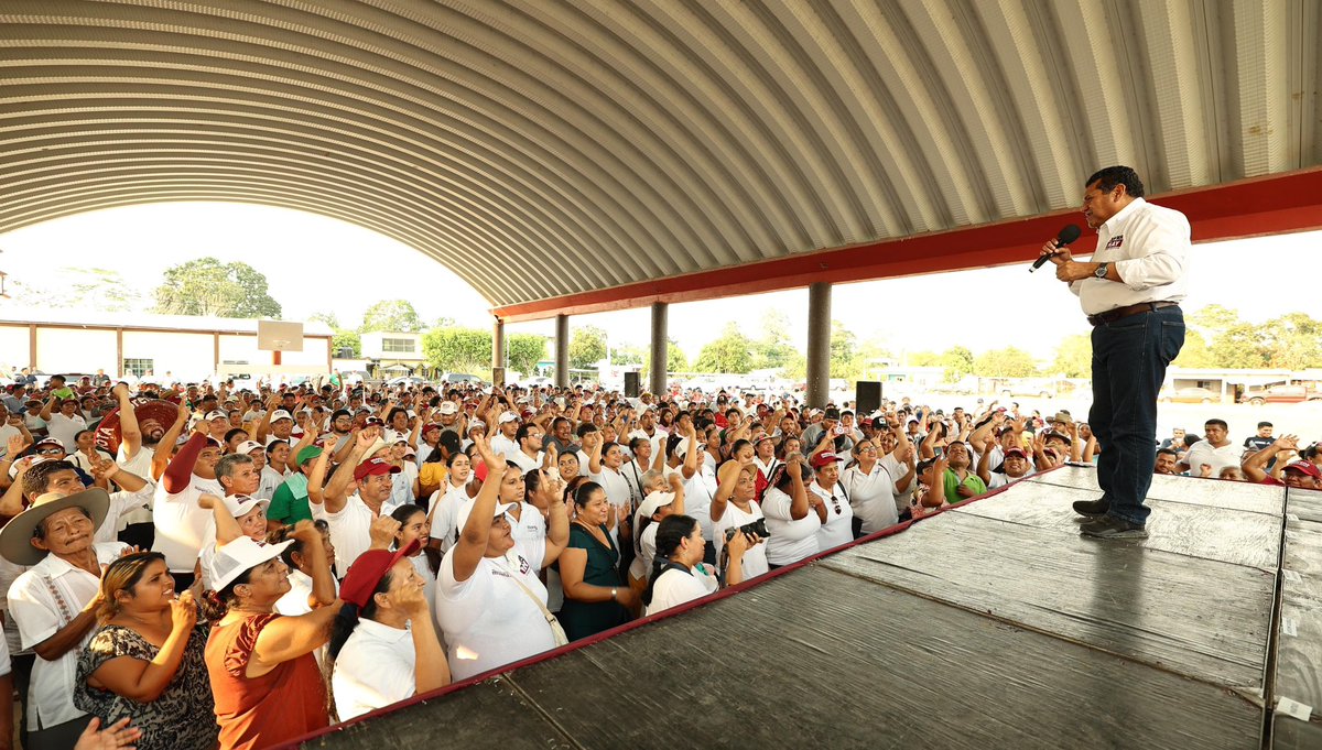 Agradezco mucho el recibimiento que nos dieron en el ejido Simón Bolívar, de Nacajuca. Vamos a trabajar sin descanso y cumpliremos todos nuestros compromisos, empezando porque el gobierno mandará obedeciendo. El pueblo manda y el gobierno cumple.